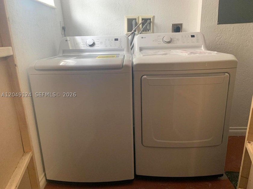 NO HOA, major updates, and a prime location? This move-in ready - photo 31