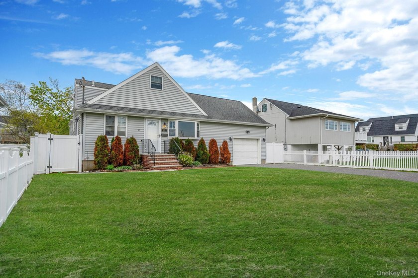 Welcome to 253 E Riviera Drive a charming expanded Cape-style - photo 2