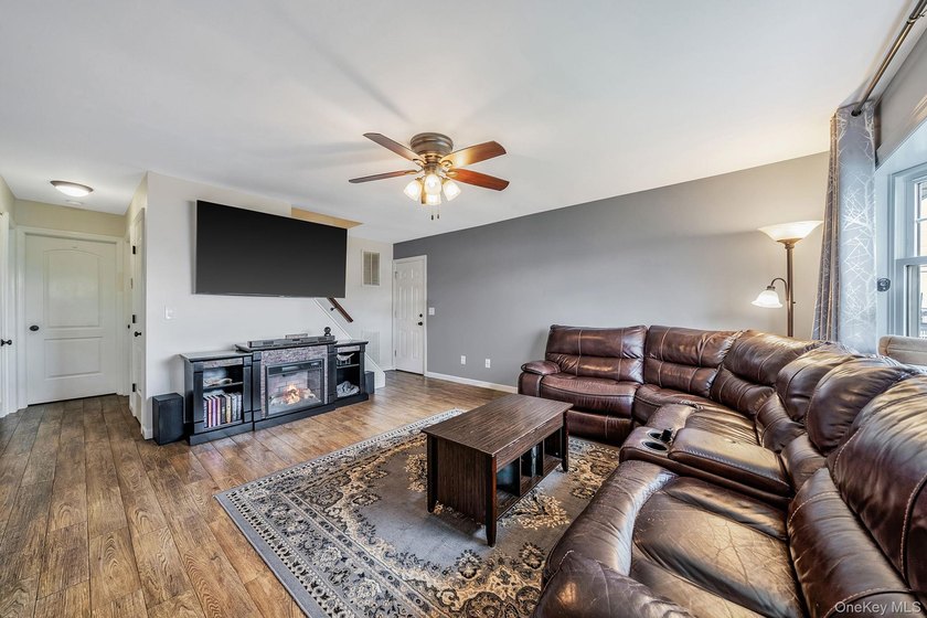 Welcome to 253 E Riviera Drive a charming expanded Cape-style - photo 4