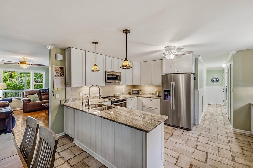 Discover the Lake Greenwood lifestyle in this beautifully - photo 15
