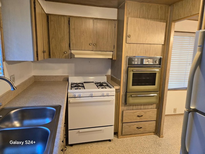 2 bedroom, 1 bathroom mobile home with an expando. Located in - photo 15