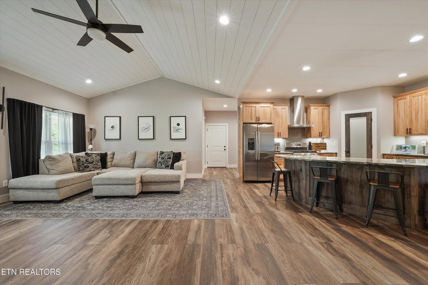 Welcome home to the perfect blend of luxury, comfort, and - photo 11