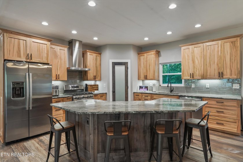 Welcome home to the perfect blend of luxury, comfort, and - photo 12