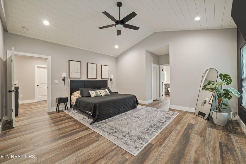 Welcome home to the perfect blend of luxury, comfort, and - photo 18