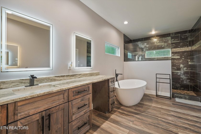 Welcome home to the perfect blend of luxury, comfort, and - photo 21