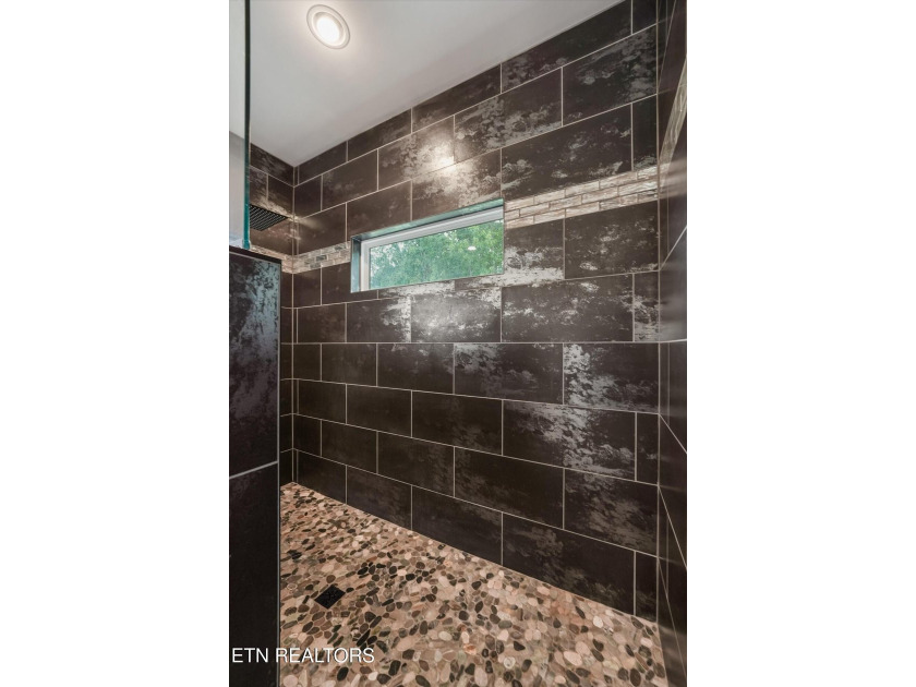Welcome home to the perfect blend of luxury, comfort, and - photo 22