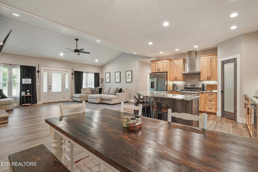 Welcome home to the perfect blend of luxury, comfort, and - photo 23