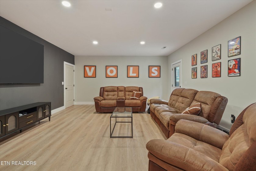 Welcome home to the perfect blend of luxury, comfort, and - photo 28