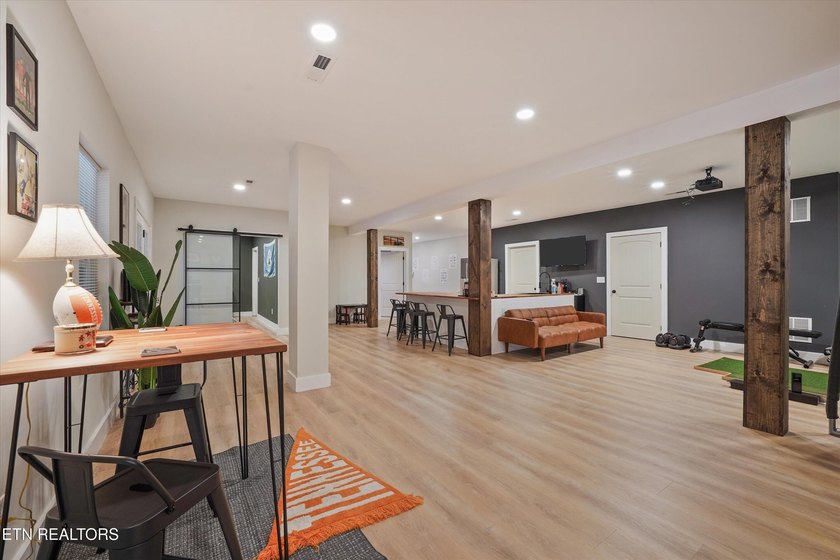 Welcome home to the perfect blend of luxury, comfort, and - photo 31