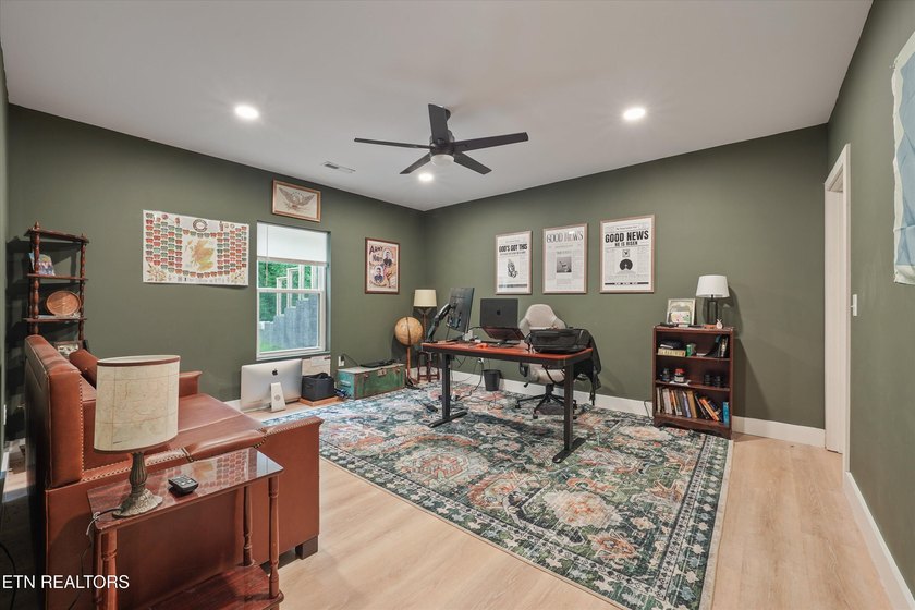 Welcome home to the perfect blend of luxury, comfort, and - photo 32