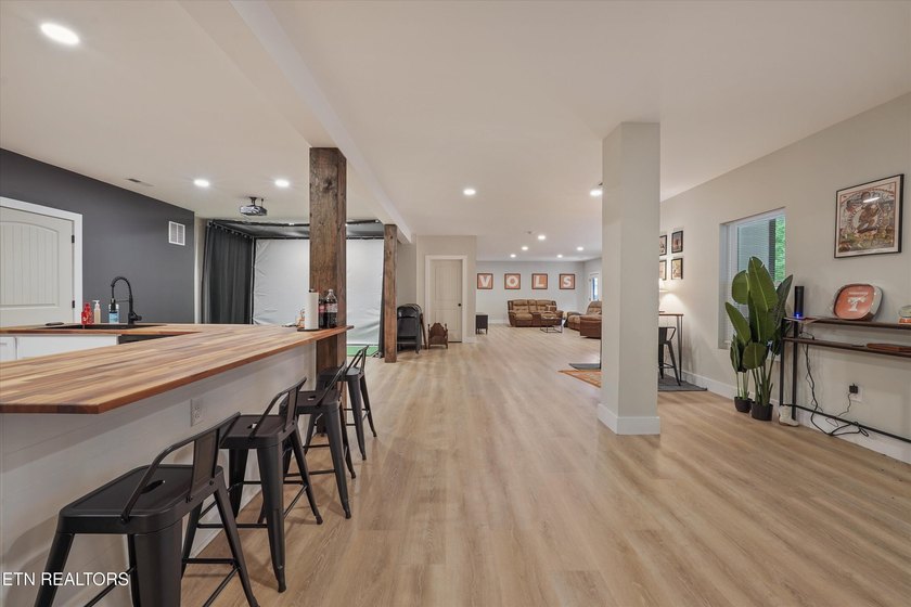 Welcome home to the perfect blend of luxury, comfort, and - photo 33