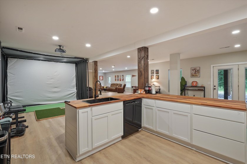 Welcome home to the perfect blend of luxury, comfort, and - photo 36