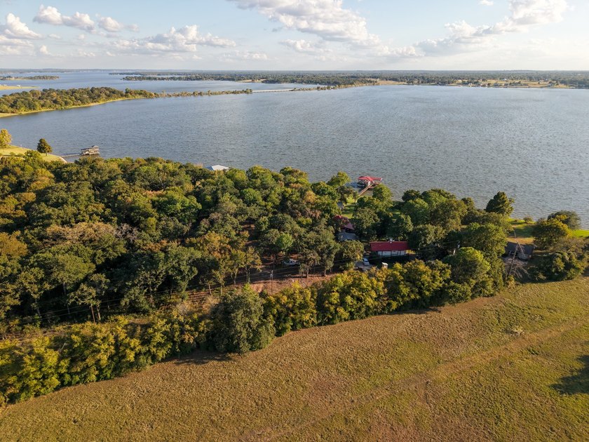 Your lakefront getaway awaits on the shimmering shores of Lake - photo 7