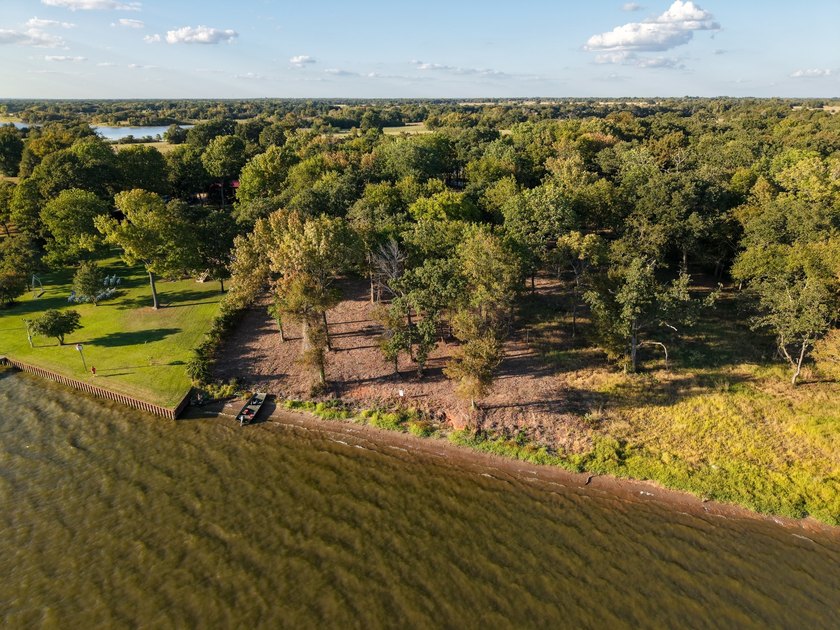 Your lakefront getaway awaits on the shimmering shores of Lake - photo 8