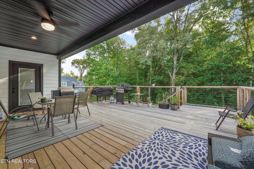 Welcome home to the perfect blend of luxury, comfort, and - photo 40
