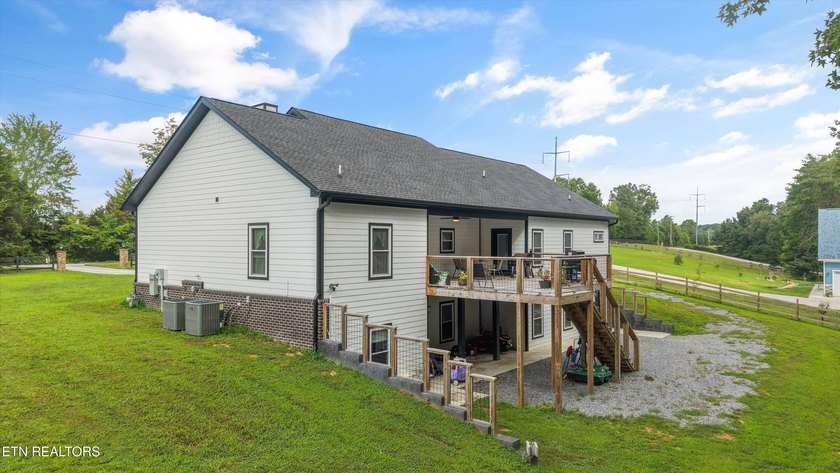 Welcome home to the perfect blend of luxury, comfort, and - photo 42