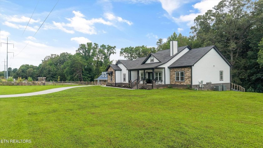Welcome home to the perfect blend of luxury, comfort, and - photo 45