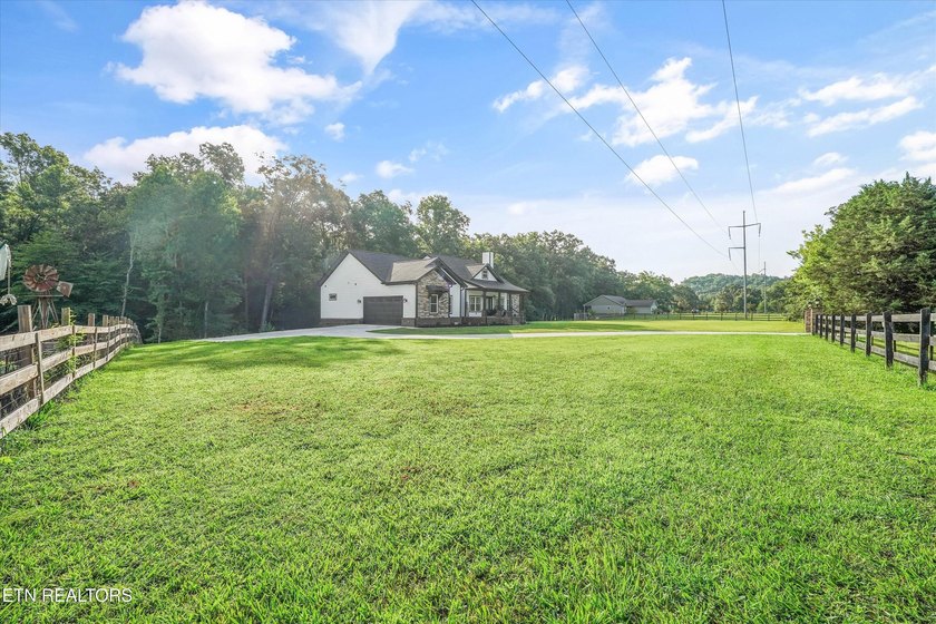Welcome home to the perfect blend of luxury, comfort, and - photo 46