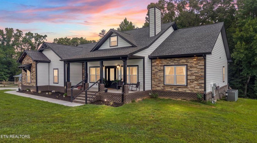 Welcome home to the perfect blend of luxury, comfort, and - photo 47