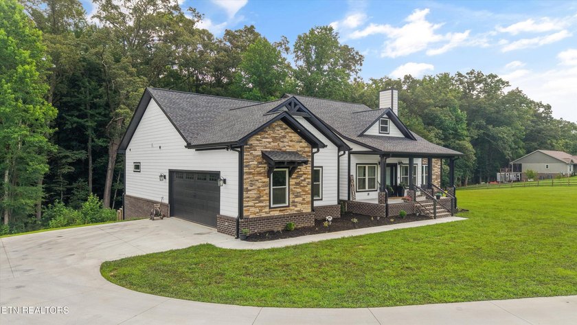 Welcome home to the perfect blend of luxury, comfort, and - photo 48