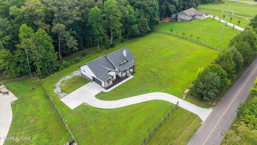Welcome home to the perfect blend of luxury, comfort, and - photo 49