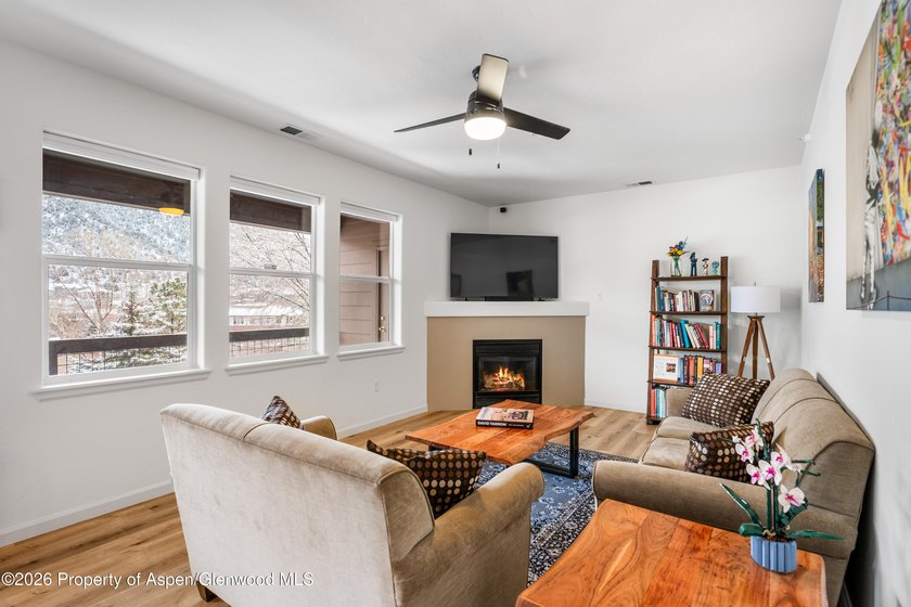This bright, beautifully updated top-floor condo offers - photo 3