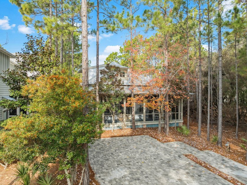 Beautifully maintained 4-bedroom, 4.5-bath home on an oversized - photo 4
