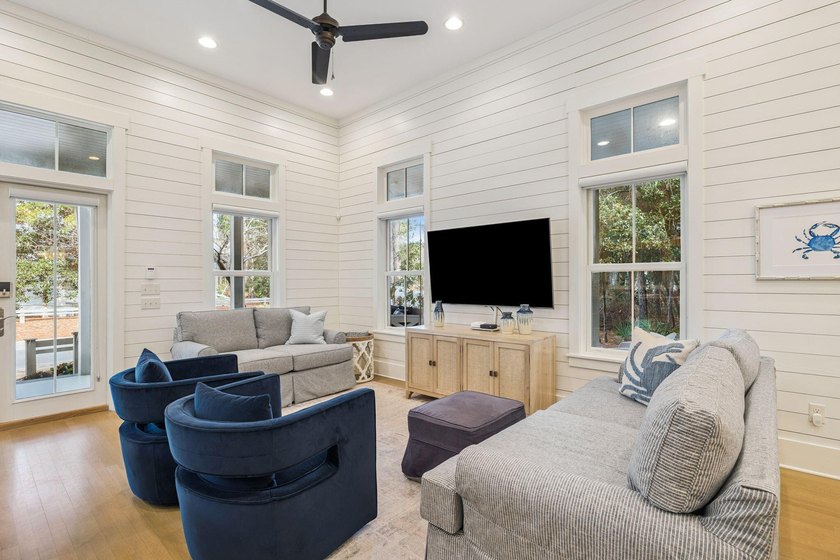 Beautifully maintained 4-bedroom, 4.5-bath home on an oversized - photo 5
