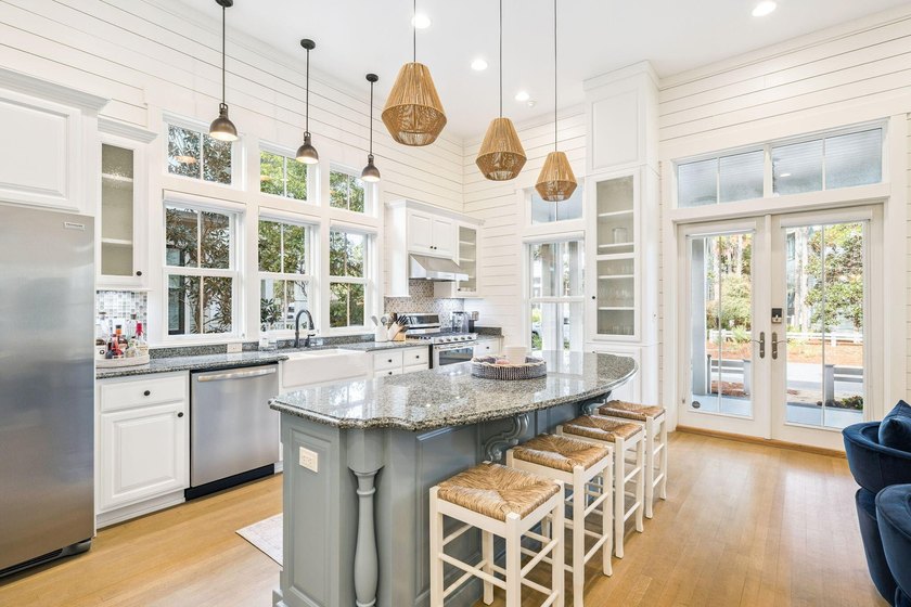 Beautifully maintained 4-bedroom, 4.5-bath home on an oversized - photo 7
