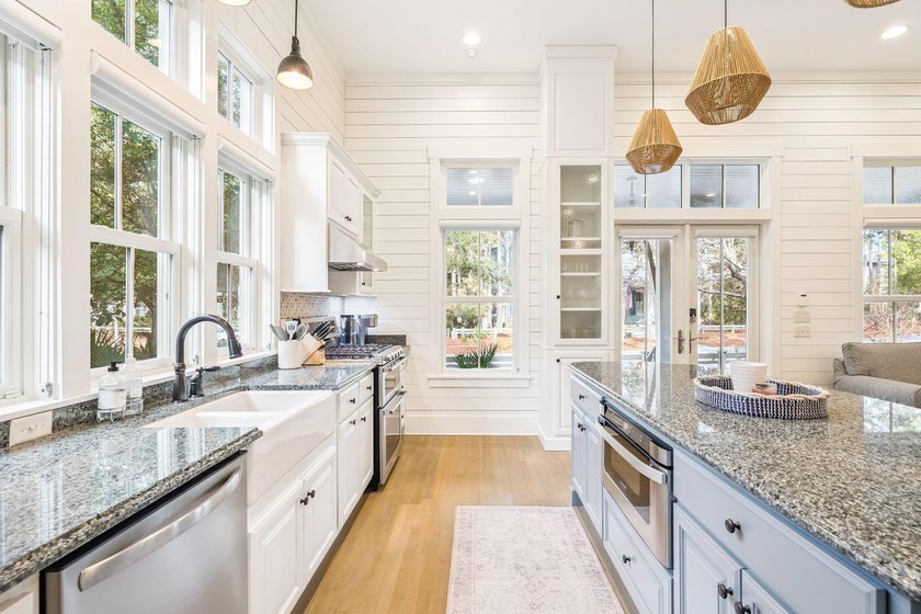 Beautifully maintained 4-bedroom, 4.5-bath home on an oversized - photo 8