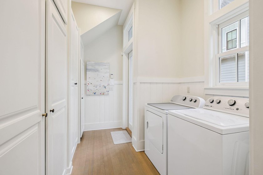Beautifully maintained 4-bedroom, 4.5-bath home on an oversized - photo 9