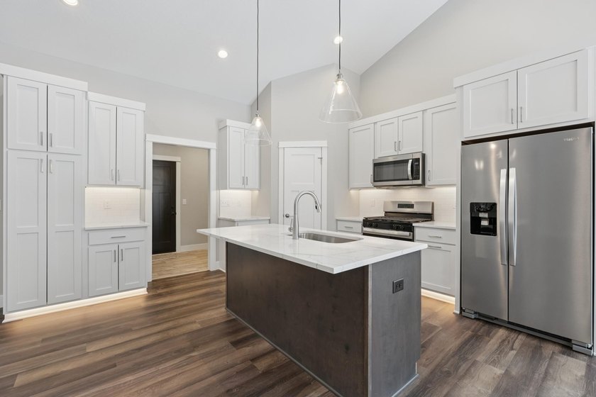 Private 2.2 Acre Retreat! Welcome to this serene 3-bedroom, 2 - photo 3