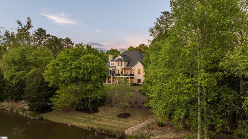 Arrive in Style: DRAMATIC CURB APPEAL, SOARING INTERIORS, and - photo 4