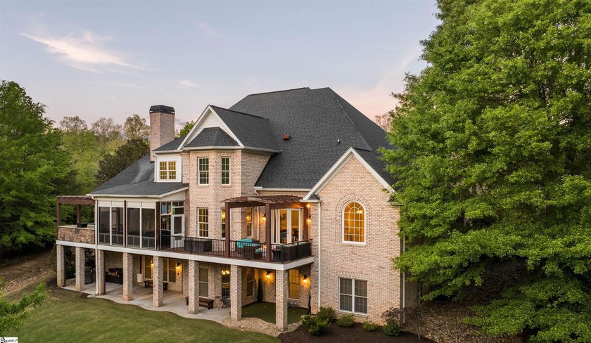 Arrive in Style: DRAMATIC CURB APPEAL, SOARING INTERIORS, and - photo 5