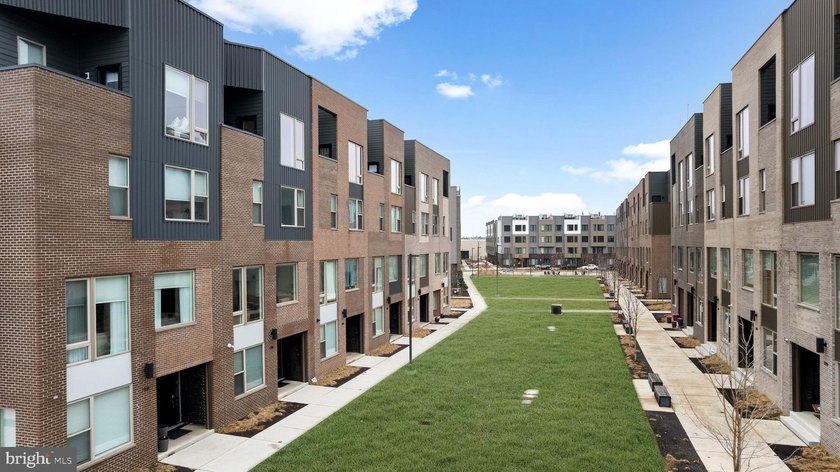 Welcome to 3208 Parkview Walk, a stylish contemporary residence - photo 5
