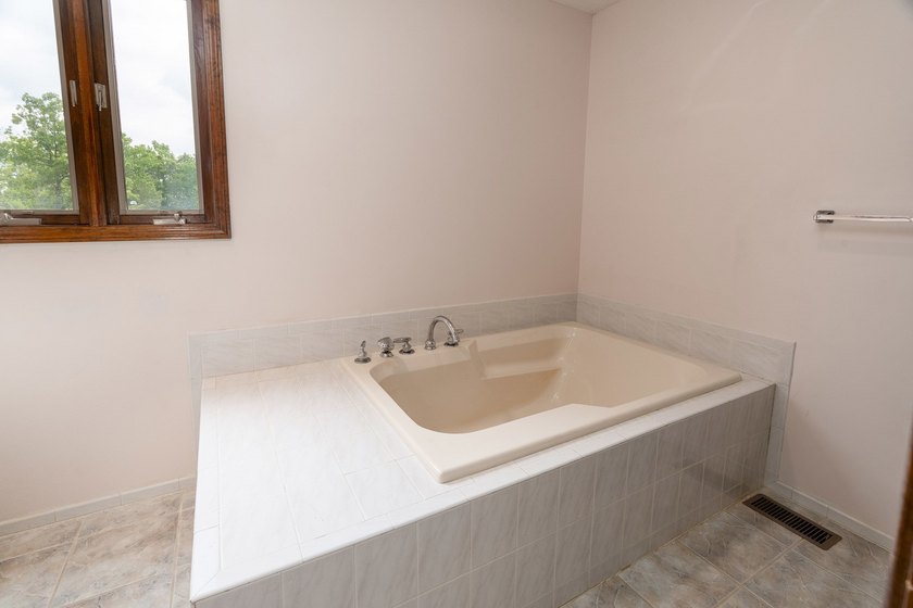 Nestled in the highly sought-after Arbor Drive neighborhood - photo 32