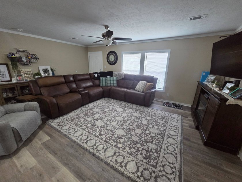 Spacious and beautifully maintained 4-bedroom, 2-bath - photo 3