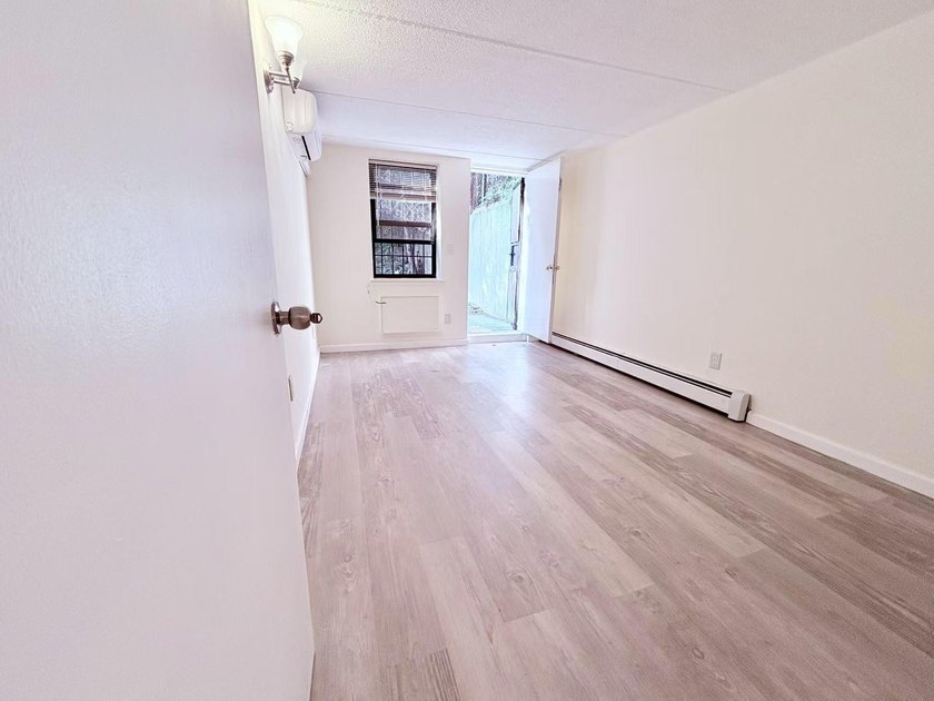 Flushing prime location . 2 bedrooms, 1 bathroom, 1 living room - photo 2