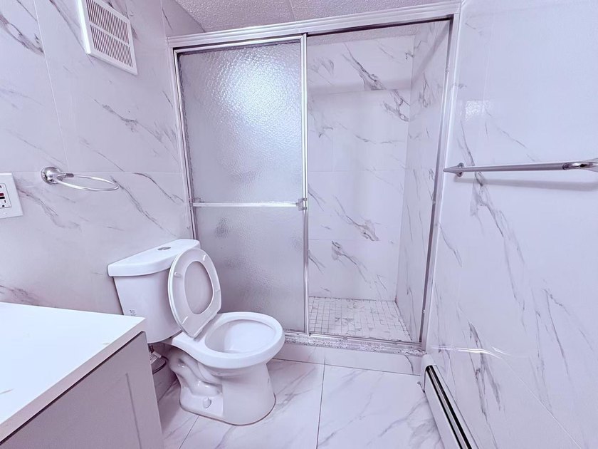 Flushing prime location . 2 bedrooms, 1 bathroom, 1 living room - photo 3