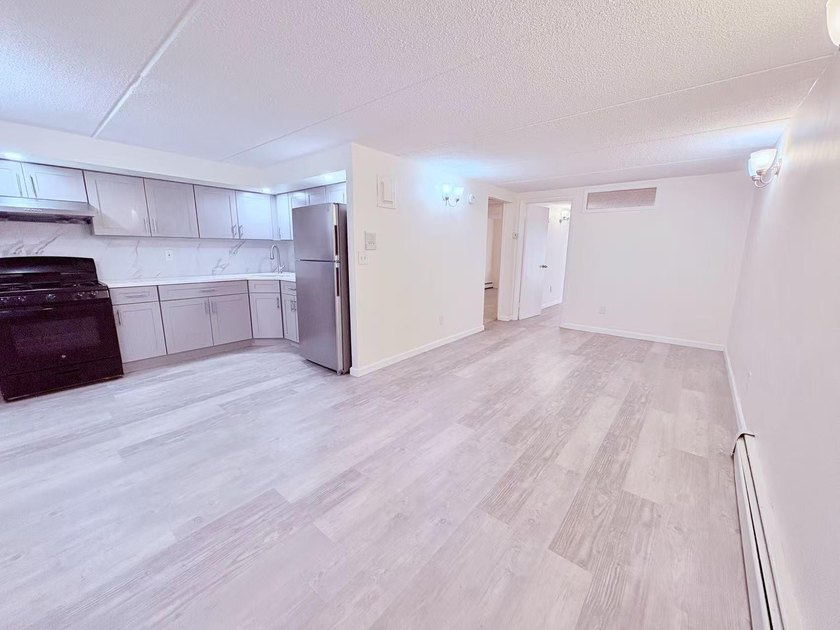 Flushing prime location . 2 bedrooms, 1 bathroom, 1 living room - photo 6