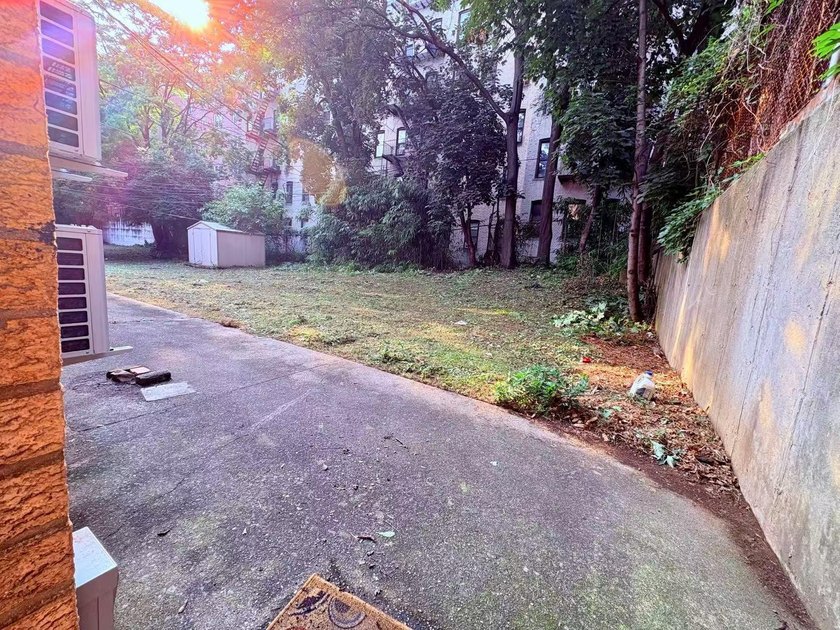 Flushing prime location . 2 bedrooms, 1 bathroom, 1 living room - photo 10