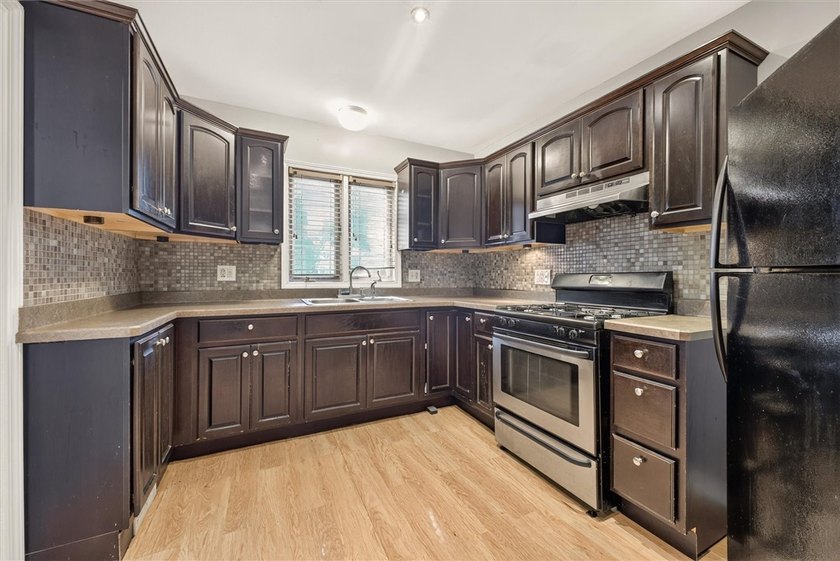 NEW TEAR OFF ROOF '26 &amp; UPDATED KITCHEN. This 916 SF Colonial - photo 2