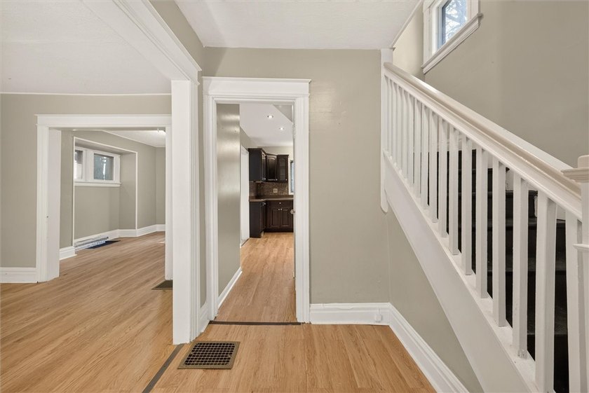 NEW TEAR OFF ROOF '26 &amp; UPDATED KITCHEN. This 916 SF Colonial - photo 3