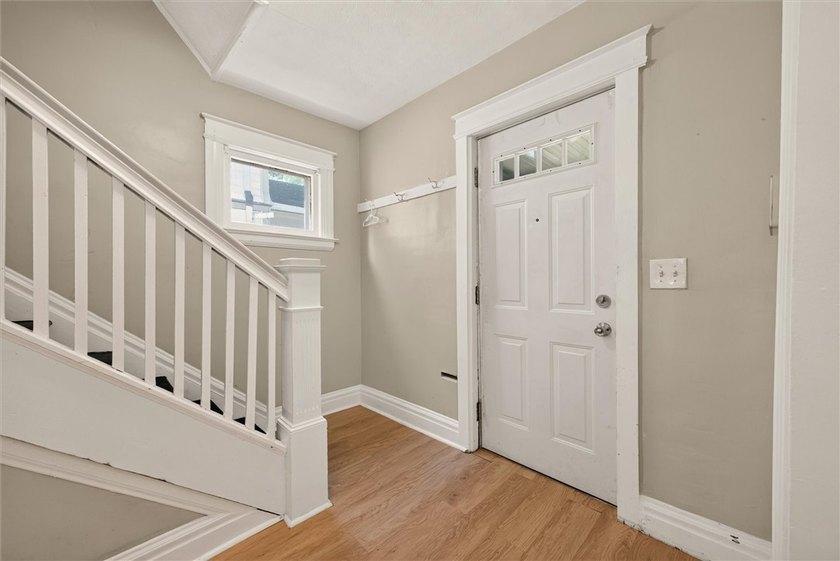 NEW TEAR OFF ROOF '26 &amp; UPDATED KITCHEN. This 916 SF Colonial - photo 7