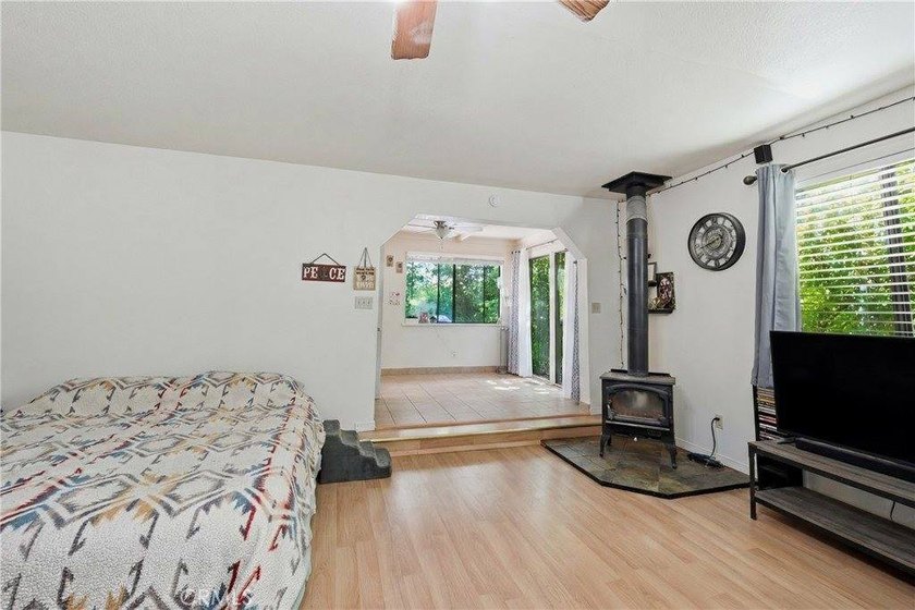 Comfort, Ease, and Spaciousness on Maple Leaf Court. Single - photo 8