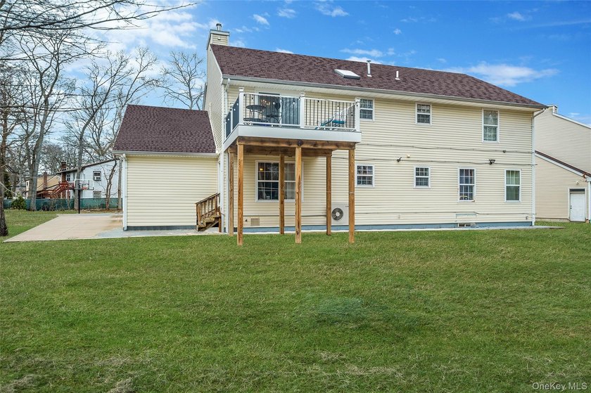 This beautifully maintained 6-bedroom, 6-bath Hi-Ranch, built in - photo 31