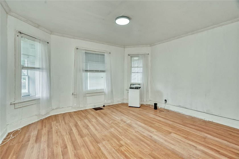Fantastic opportunity to own a spacious 3-bedroom, 2-bath home - photo 2