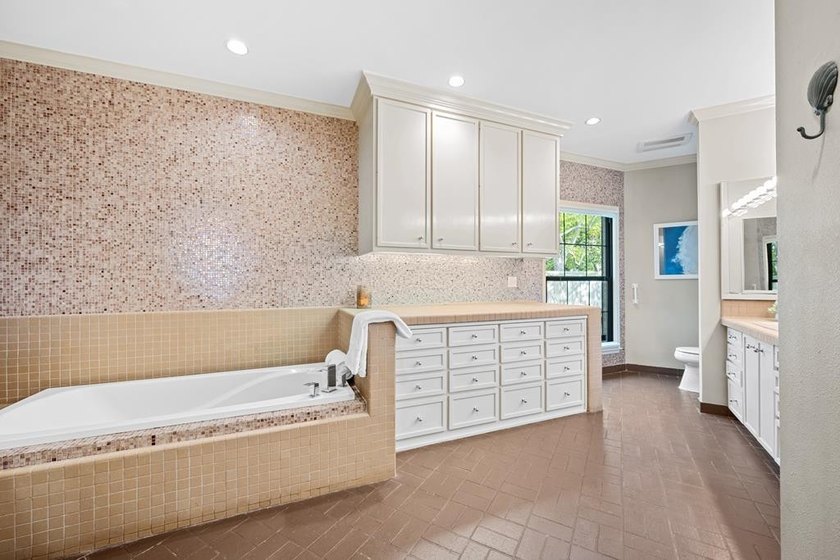Discover a masterpiece in the prestigious Harbor Oaks community - photo 24