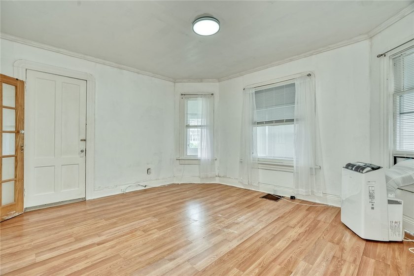 Fantastic opportunity to own a spacious 3-bedroom, 2-bath home - photo 5