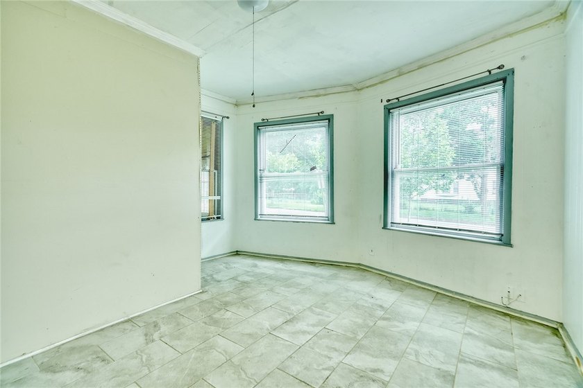 Fantastic opportunity to own a spacious 3-bedroom, 2-bath home - photo 7
